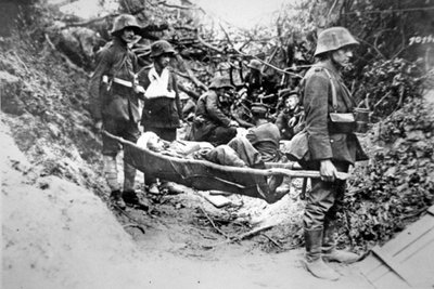 Soldati tedeschi della Prima Guerra Mondiale trasportano un compagno ferito su una barella improvvisata, vicino a Soissons, giugno 1918 (foto in bianco e nero) da Photographer German
