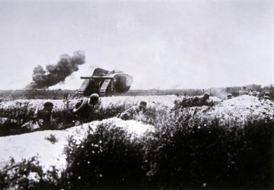 Assalto dei soldati tedeschi con lanciafiamme, supportati da un carro armato britannico Mark IV catturato da Photographer German
