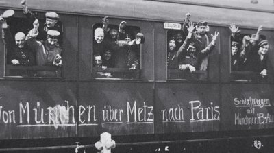 Truppe tedesche della Prima Guerra Mondiale partono per il fronte in un vagone ferroviario con il messaggio 