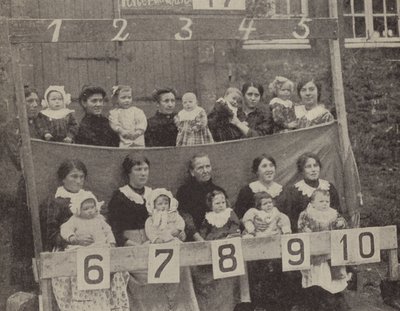 Donne e bambini della Francia del Nord occupata posano per una fotografia tedesca da Photographer German
