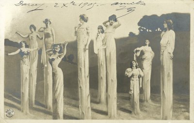 Donne su trampoli vestite da asparagi da Photographer German