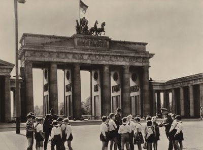 Giovani pionieri alla Porta di Brandeburgo, il simbolo di Berlino, per vedere i loro amici, le guardie di frontiera (foto in b/n) da Photographer German