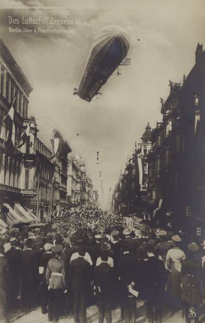 Zeppelin LZ III che vola sopra Friedrichstrasse, Berlino da Photographer German