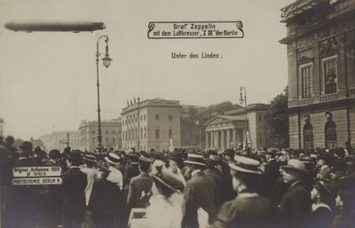 Zeppelin LZ III che vola sopra Unter den Linden, Berlino da Photographer German