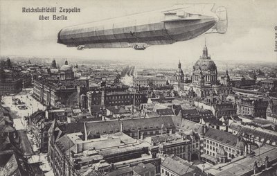 Dirigibile Zeppelin che vola sopra Berlino da Photographer German