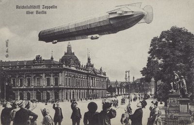 Dirigibile Zeppelin che sorvola Berlino da Photographer German