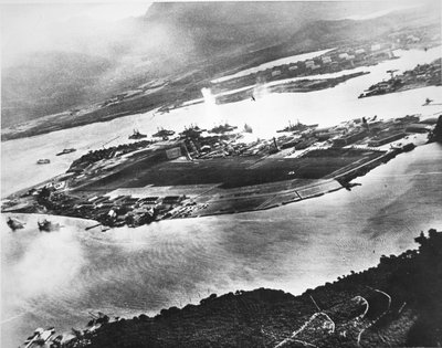 Veduta aerea di Ford Island e Battleship Row, Pearl Harbor, 7 dicembre 1941 da Photographer Japanese