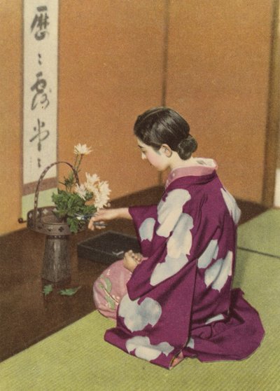 Ragazza che crea una composizione floreale da Photographer Japanese