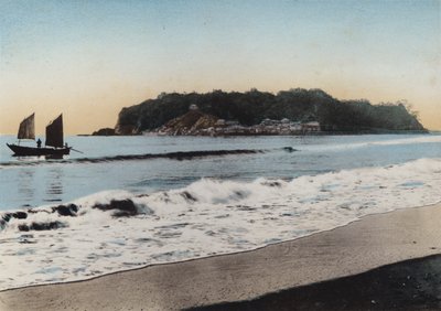 Giappone, c.1912: Isola di Enoshima vista vicino a Kamakura da Photographer Japanese
