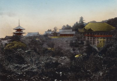Giappone, c.1912: Tempio di Kiyomizu noto per il suo palco sospeso sul bordo del precipizio e una vista panoramica della città di Kyoto da Photographer Japanese
