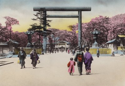 Giappone, c.1912: Il gigantesco Torii di bronzo per Shokonsha o Santuario di invocazione degli spiriti per i soldati morti nei conflitti nazionali, Tokyo da Photographer Japanese