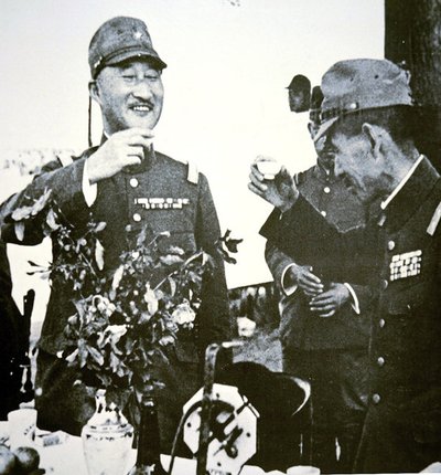 I generali giapponesi Terauchi e Hata brindano con sake alla caduta di Hsuchow, Cina a maggio da Photographer Japanese