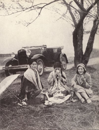 Donne giapponesi a un picnic con abiti occidentali da Photographer Japanese