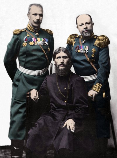 Grigory Efimovich Novykh, noto come Rasputin (1869-1916) con il Capitano von Lohman e il Principe Colonnello Putyatin. (Da sinistra a destra: Principe Mikhail Putyatin, Grigory Rasputin e Colonnello D Loman) da Photographer Russian