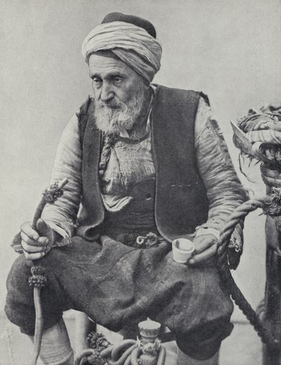 Contadino che fuma un narghilè, Smirne, Turchia (foto in b/n) da Photographer Turkish