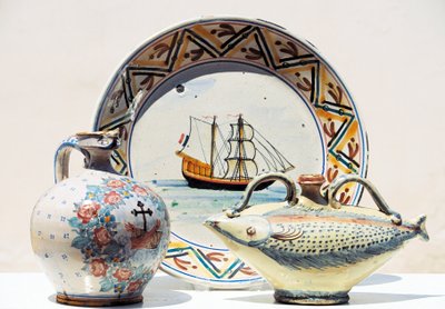 Manufatti in mostra al Museo delle Ceramiche di Vietri, Vietri sul Mare, Campania, Italia da Blaise Nicolas Le Sueur
