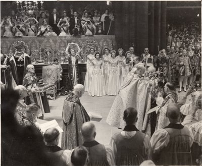 Duchessa Mary, con la sua corona in alto, rende omaggio alla Regina Elisabetta II all