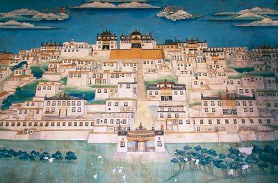 Affresco che raffigura la città nel Monastero di Ganden Sumtsenling (gompa), Zhongdian (in tibetano Gyalthang, rinominato nel 2001 in Shangri-La dal governo cinese per promuovere il turismo in quest