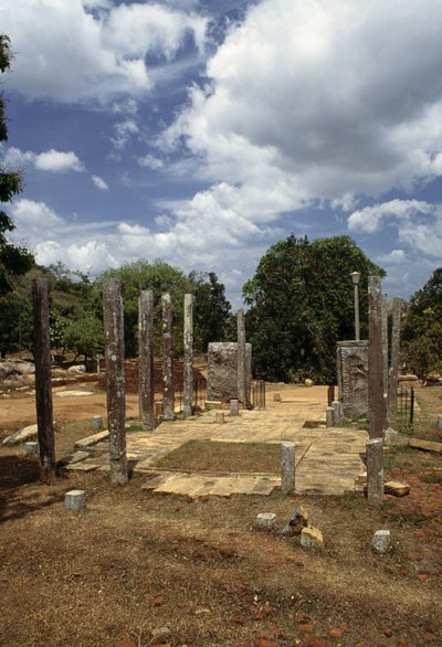 Camera delle reliquie, Mihintale, vicino ad Anuradhapura, Sri Lanka da Blaise Nicolas Le Sueur