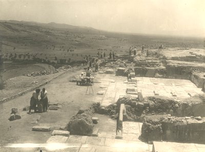 Vista degli scavi del palazzo di Festo, missione archeologica italiana guidata da Luigi Pernier e Federico Halbherr, Creta, Grecia da Blaise Nicolas Le Sueur