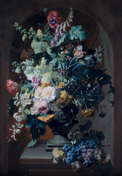 Vaso di fiori con mimose e vaso di fiori con grappolo d