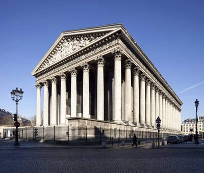Vista della chiesa della Madeleine, di stile neoclassico, monumento voluto nel 1806 da Napoleone I come tempio alla gloria della Grande Armée trasformato in chiesa nel 1845 (foto) da Pierre Alexandre Vignon