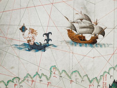 Un dettaglio di una sirena che si ammira in uno specchio e una nave a est nell