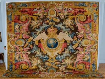 Tappeto Savonnerie di Luigi XV con stemmi reali, fabbricato dalla Fabbrica Savonnerie, Francia, c.1740-1750 da Pierre Josse Perrot
