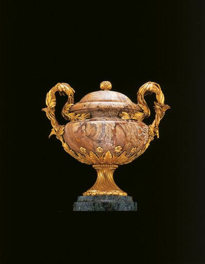 Uno di un paio di vasi egiziani Luigi XIV, 1770-75 da Pierre Langlois