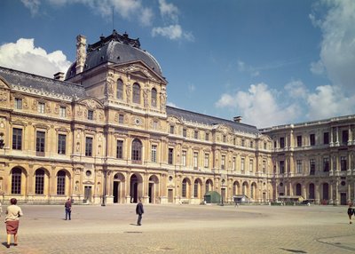 La facciata di Enrico II nella Cour Carree da Pierre Lescot