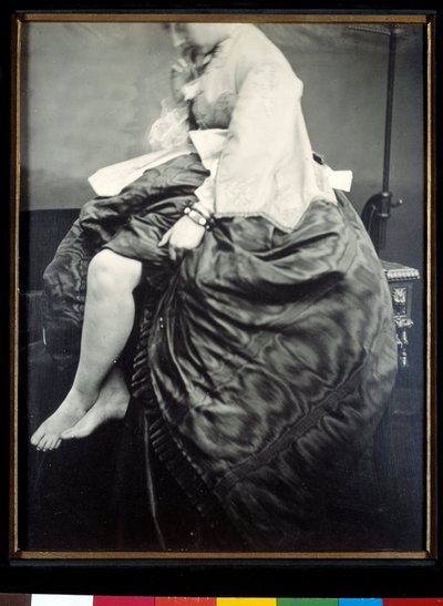 Contessa Verasis de Castiglione, nata Virginia Oldoini, seduta su un tavolo da Pierre Louis Pierson