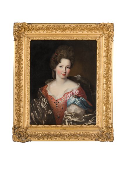 Ritratto di Madame Valentinous, mezzo busto, in un vestito rosso ricamato con uno scialle blu e grigio da Pierre Mignard