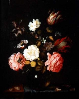 Fiori in un vaso di vetro su un tavolo drappeggiato da Pieter van der Venne