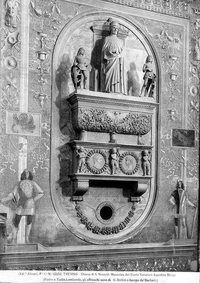 Vista diagonale del Mausoleo del Conte Senatore Agostino Onigo nella Chiesa di S. Nicolò a Treviso da Pietro Lombardo