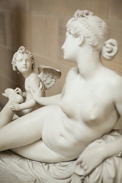 Venere con Cupido che rimuove una spina dal piede da Pietro Tenerani