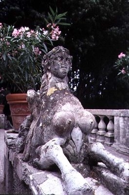 Ornamento da giardino a forma di sfinge, c.1550 (pietra) da Pirro Ligorio