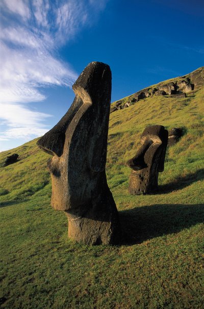 Statue Moai, Parco Nazionale Rapa Nui, Isola di Pasqua, Cile da Polynesian Polynesian