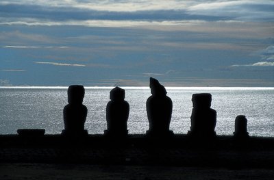 Statue Moai, Parco Nazionale di Rapa Nui, Isola di Pasqua, Cile da Polynesian Polynesian