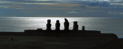 Statue Moai, Parco Nazionale Rapa Nui, Isola di Pasqua, Cile da Polynesian Polynesian