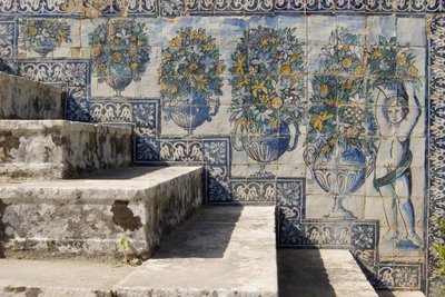 Piastrelle di azulejos nei giardini del palazzo (ceramica) da Portuguese School