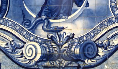 Dettaglio di un pannello decorativo che mostra la Vergine Maria che schiaccia il Serpente, Lamego, Portogallo. 1738 da Portuguese School