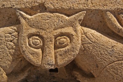 Dettaglio di un capitello zoomorfo di una delle colonne originali da Portuguese School