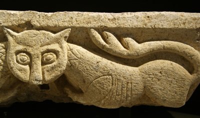(dettaglio) di un capitello zoomorfo da una delle colonne originali da Portuguese School