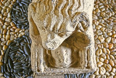 Leone che mangia un uomo, base del sarcofago di D. Afonso Pires, ex vescovo di Porto, Lamego, Portogallo c.1372 da Portuguese School