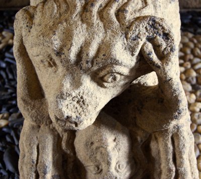 Leone che mangia un uomo, base del sarcofago di D. Afonso Pires, ex Vescovo di Porto, Lamego, Portogallo c.1372 da Portuguese School