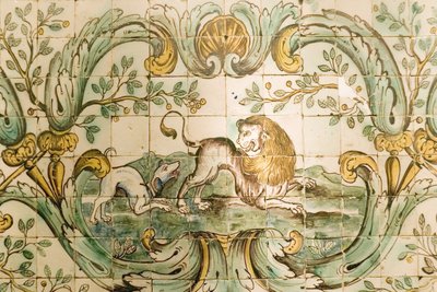 Maiolica raffigurante piastrelle di un cane che insegue un leone, dalla Sala della Caccia al Palacio da Praia, Belem, c.1680 da Portuguese School