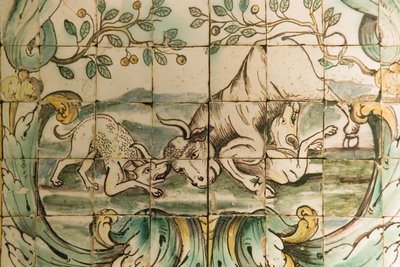 Maiolica raffigurante cani che attaccano un toro, dalla Sala della Caccia al Palacio da Praia, Belem, c.1680 da Portuguese School