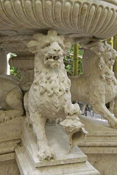 Leone cornuto mitico Atlante alla base di una fontana, Quinta da Regalia, Sintra, Portogallo c.1915 da Portuguese School