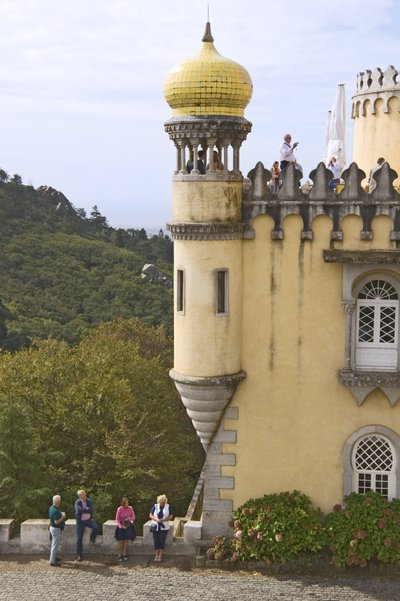 Vista di una torretta a cupola da Portuguese School