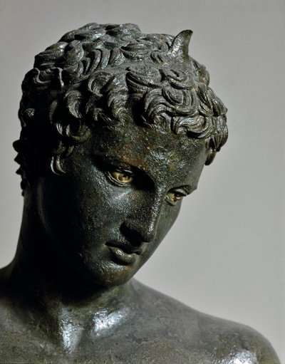 Arte greca: statua in bronzo del giovane di Maratona (efebo) che rappresenta Ermes atleta adolescente attribuita allo scultore Prassitele (IV secolo a.C.), 460 a.C. - Atene, Museo Archeologico Nazionale da Praxiteles